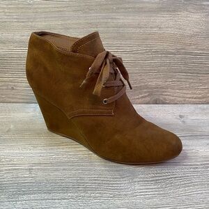Dolce Vita Brown lace up ankle booties Suede fabric covered wedge heel size 8.5